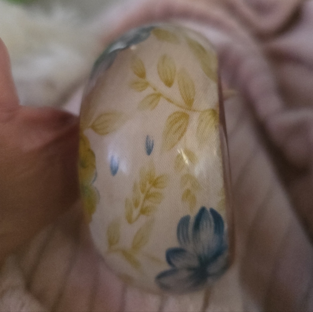 VTG 70s HIPPIE BEAUTIFUL Blue ROSE +ROSE Bubs Flower Fabric CHUNKY LUCITE BANGLE - Picture 9 of 11